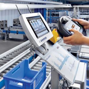 Die TGW-Steuerung Commander regelt die Abläufe im Logistikzentrum des Verbindungstechnik-Herstellers Böllhoff.