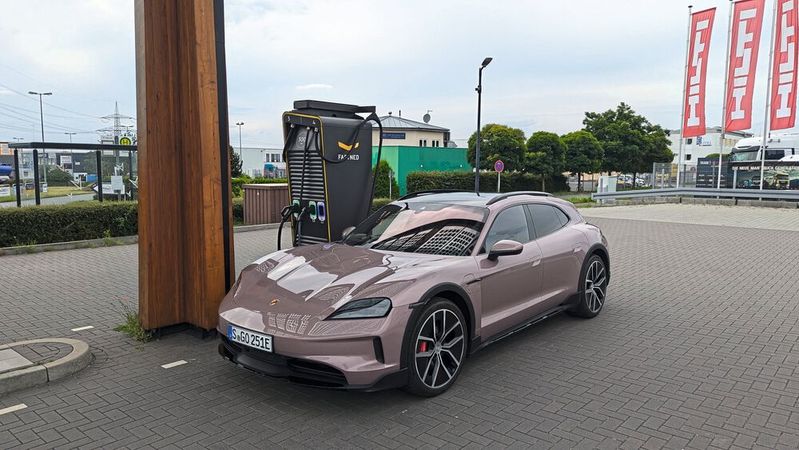 Laden an der Schnellladesäule ist mit dem Taycan wirklich ein spektakuläres Erlebnis. In nur elf Minuten pumpte sich der Wagen hier von 35 auf 80 Prozent auf.(Bild:  Rosenow – VCG)