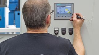 Alle Informationen auf einem 4-Zoll-Bediengerät: Ein Simatic-HMI-Basic-Panel visualisiert alle Abläufe in der Spezialpresse. (Bild: Siemens AG/W. Geyer)