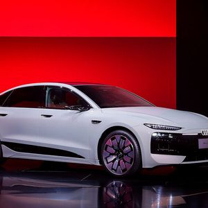 Der A6 E-tron feiert in Shanghai in einer Langversion Premiere, die dank 107 kWh großem Akku 770 Kilometer weit kommen soll.(Bild:  Audi)