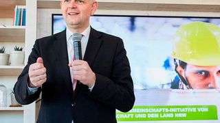 Staatssekretär Christoph Dammermann des Ministeriums für Wirtschaft, Innovation, Digitalisierung und Energie des Landes Nordrhein-Westfalen (MWIDE) bei der Kick-Off-Veranstaltung der Initiative. (In-4-Climate-NRW)