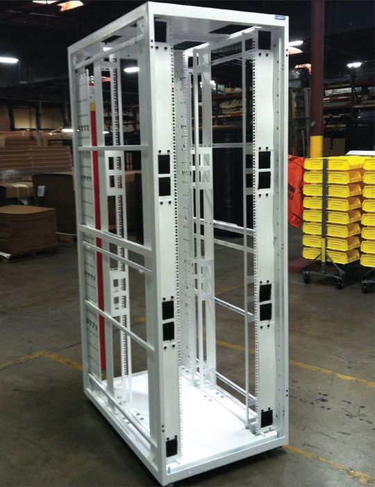 Dieses Rack wurde ebenfalls speziell für einen Kunden gefertigt; es soll den High-Density-Anforderungen  im RZ des Anbieters eines Online-Bezahlsystems genügen, aber auch dessen Kunden, denen dieser Co-Location anbietet. (Bild:  Damarc LLC.)