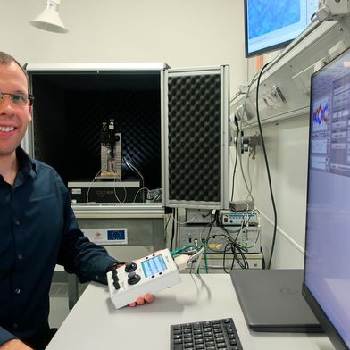 Prof. Dr. Benoit Merle hat mit seinem Team eine intermetallische Phase untersucht, die als Modellmaterial für sogenannte Nickelbasis-Superlegierungen dient. (Bild: Uni Kassel)