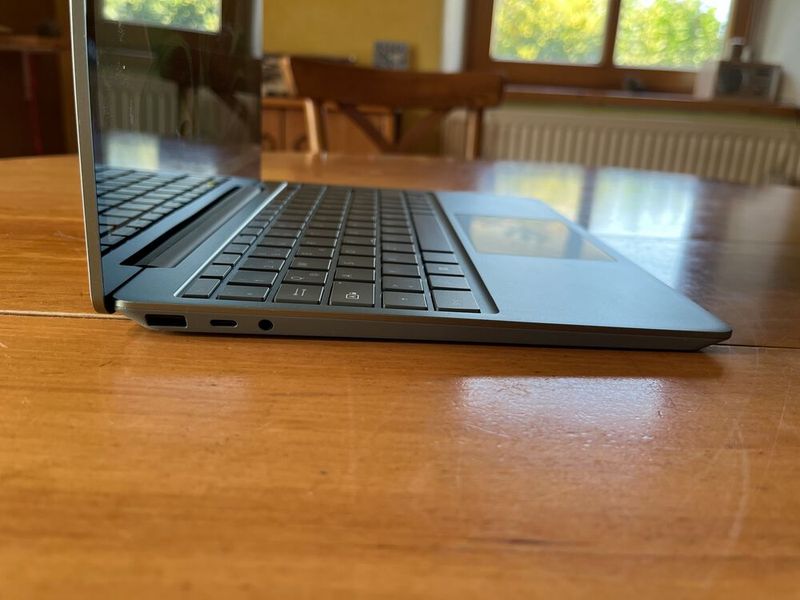 Auf der linken Seite des Surface Laptop Go 3 sitzen die beiden USB-Ports. Die USB-C-Schnittstelle dient gleichzeitig als Anschluss für externe Displays über DisplayPort.   (Bild: Vogel IT-Medien)