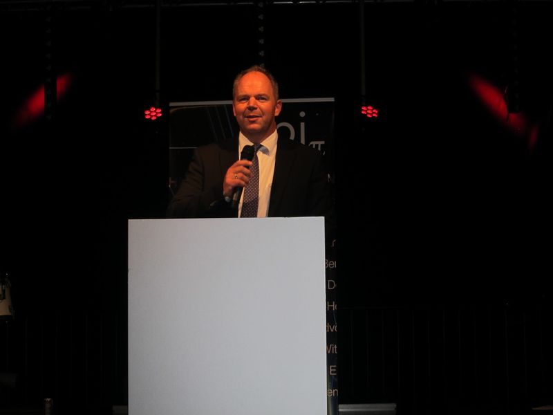 Geschäftsführer Achim Heyne, api begrüßt die Gäste zur Abendveranstaltung. (Vogel IT-Medien)