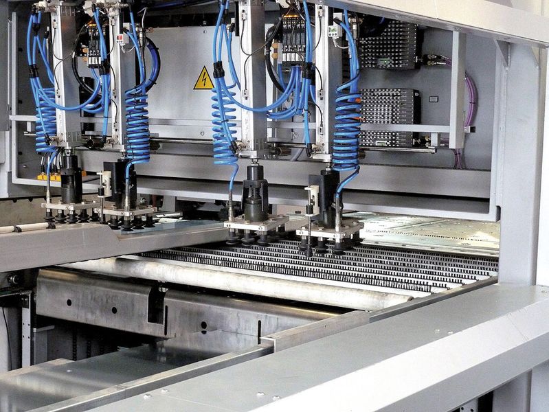 Der Rollentisch fährt mit der Platine in das Biegezentrum P4Xe und übergibt sie dort an die Biegemaschine. (Bild: Kuhn)