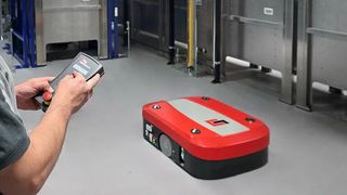 Auf einem Zwischenboden (Mezzanine), der aufgrund des engen Platzangebots eingezogen wurde, transportieren die FTF L600 von Grenzebach nun die Palettboxen mit den Postsendungen sicher und ungestört zu ihrer Bestimmung (hier noch ohne Box). (Bild: Grenzebach)