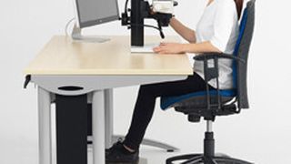 Die ergonomische Gestaltung des Arbeitsplatzes und des Mikroskops trägt wesentlich dazu bei, die Belastung der Augen sowie der Haltungsmuskulatur zu reduzieren. (Bild: Leica Microsystems)
