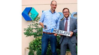 Steven Zielke (links) und Philipp Kroschke vor dem Sitz der Kroschke-Gruppe. (Kroschke)