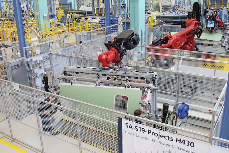 Die Bauteile aus dem ersten Automatikbereich werden ausgetaktet und an die folgende, manuelle Station übergeben. Hier erfolgt dann die Halbschalenmontage. Dank eines RFID-Chips kann das Bauteil im Fertigungsprozess lückenlos verfolgt werden.  (Rebecca Weingarten/B4BSCHWABEN.de)