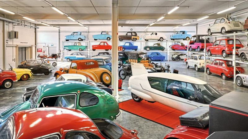 Das PS.Speicher-Depot „Kleinwagen“ führt die Gäste zurück in die Wirtschaftswunderzeit. Neben den Klein- und Kleinstwagen gibt es hier außerdem eine Auswahl an elektrisch angetriebenen Fahrzeugen sowie Kuriositäten auf zwei, drei und vier Rädern zu entdecken. (Bild: PS.Speicher)