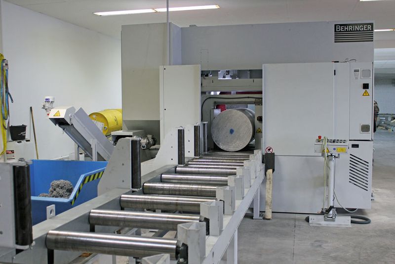 Mit einer HBE 663A Dynamic samt Späneförderer kann IBL Metallhandel & Logistik auch Rundmaterialien mit über 600 mm Durchmesser präzise und automatisiert bearbeiten. (Behringer)
