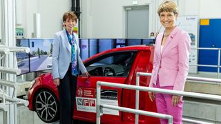 Hauke Stars, Konzernvorständin für IT der Volkswagen Group (links), und Professorin Dr. Angela Ittel, Präsidentin der TU Braunschweig, am dynamischen Gesamtfahrzeugsimulator des NFF (Niedersächsisches Forschungszentrum Fahrzeugtechnik). (Bild: Philipp Ziebart/TU Braunschweig)