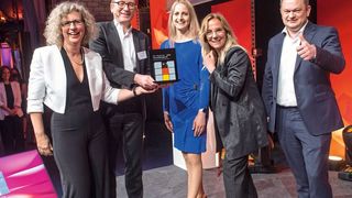 Innovations-Sieger Knauer in der Kategorie Mittelstand: Geschäftsführerin Alexandra Knauer mit Laudator Beat Balzli und ihrem Team Anja Roden, Daniela Fehr, Carsten Losch bei der Preisverleihung (v.l.n.r.) (Knauer/Marc-Steffen Unger)