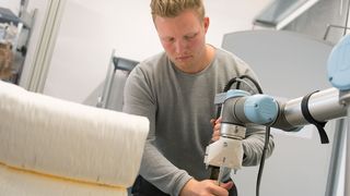 Moritz Wesseler stattet den Roboterarm mit einem Extruder aus. (Bild: FH Münster/Pressestelle)