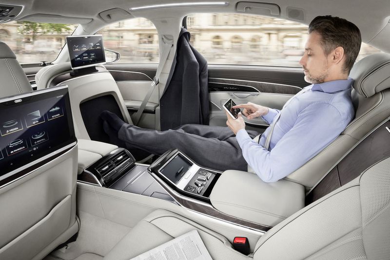 In der Langversion steht der Platz hinten rechts optional auch als Ruhesitz bereit. (Audi)