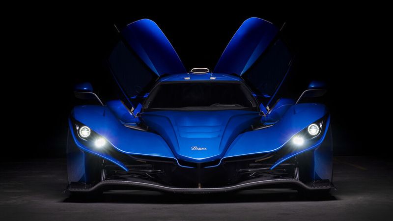 Wie es sich für ein Auto seiner Klasse gehört, ist der Bohema ein Flügeltürer. (Bild: Praga)