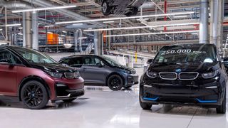 Der 250.000ste i3 zusammen mit Fahrzeugen der finalen „Home-Run“-Sonderserie aus dem BMW-Werk Leipzig. (Bild: Hersteller)