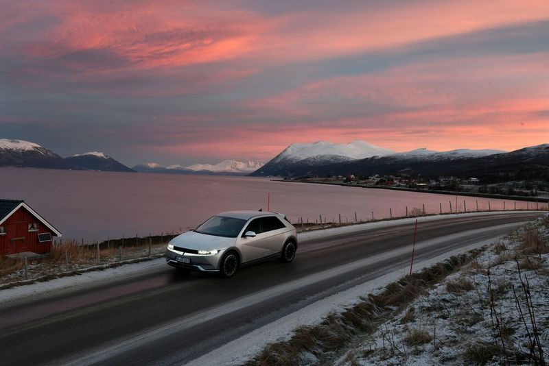 Das Fazit ist eindeutig: Man kann mit einem E-Auto in den Winterurlaub fahren – selbst oberhalb vom nördlichen Polarkreis. Weder eine Ladesäule noch der Hyundai Ioniq 5 machten auf der Tour Probleme.  (Bild: Hyundai/ Christian Bittmann)