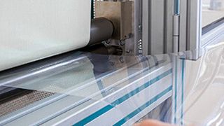 Präzisionsfolie aus Silicon: Elastosil Film ist laut Wacker Chemie dünner als ein menschliches Haar. Die Folie wird unter Reinraumbedingungen hergestellt und besitzt hervorragende dielektrische Eigenschaften. Mögliche Anwendungen sind funktionale Membrane, Wundpflaster und Sensoren sowie innovative Technologien auf der Basis elektroaktiver Polymere. (Bild: Wacker Chemie)