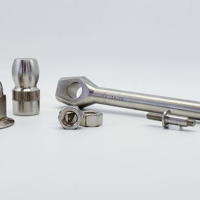 Bei sicherheits- und funktionskritischen Konstruktionen spielen bei Verbindungselemente aus nichtrostendem Edelstahl neben Werkstoff und Korrosionsbeständigkeit auch Geometrie, Fertigungsprozess und Betriebsbeanspruchung eine entscheidende Rolle für die sichere Auslegung der Schraubenverbindung. (Bild: Güldner Schrauben)