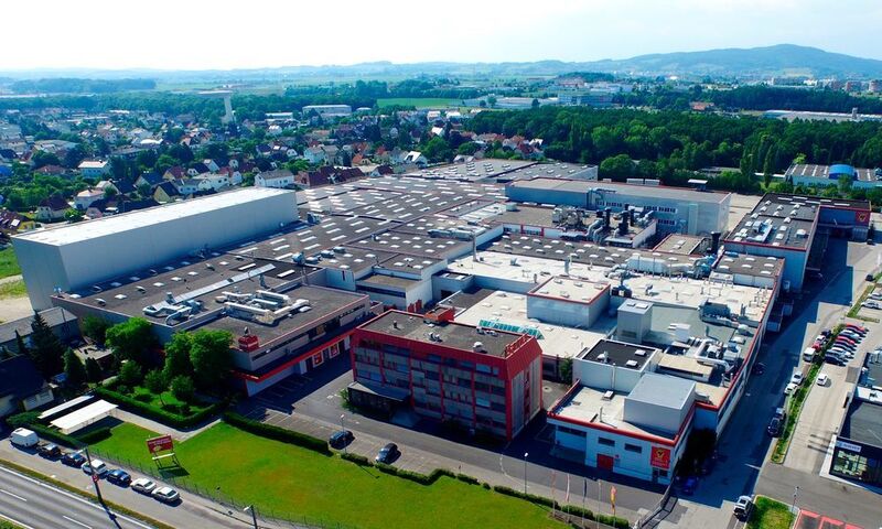 Das Werksgelände der Firma Banner in Linz-Leonding wurde um einen Neubau erweitert. Ziel war es, die Kapazität der Palettenstellplätze um 10.000 Stück zu steigern. (Bild: TGW Logistics Group)