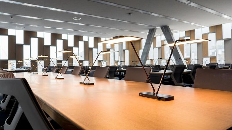 Insgesamt wurde der Lesesaal der Universität mit 1100 OLED-Leuchten ausgerüstet. (LG Chem)