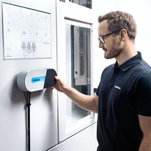 Der Liquidtool Coolant Manager arbeitet mit einem speziellen Sensor, der per Plug & Play einfach und intuitiv in Aktion tritt. Der hoch integrative Sensor wird, wie hier zu sehen, magnetisch an die Werkzeugmaschine angebracht und etwa mit dem eigenen WLAN des Unternehmens verbunden, sagt der Hersteller.