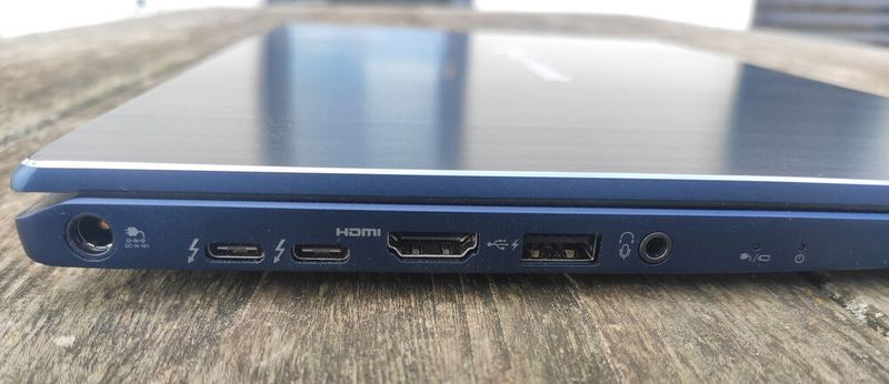 In der linken Seite des Alugehäuses sind zwei Thunderbolt-4-Ports, der HDMI-Ausgang und eine der beiden USB-Typ-A-Buchsen eingelassen. Der Netzteilanschluss wird nicht genutzt, da Dynabook ein USB-C-Netzteil mitliefert. (Bild: Vogel IT-Medien)