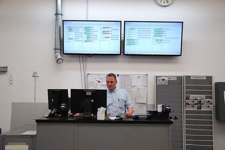 Eine Spezialität im Riller & Schnauck-Serviceprozess: Das „Dispometer“ am Werkstatt-Leitstand zeigt den Status jedes Auftrags an und warnt, wenn Reparaturzeiten überschritten werden. (Foto: Rosenow)