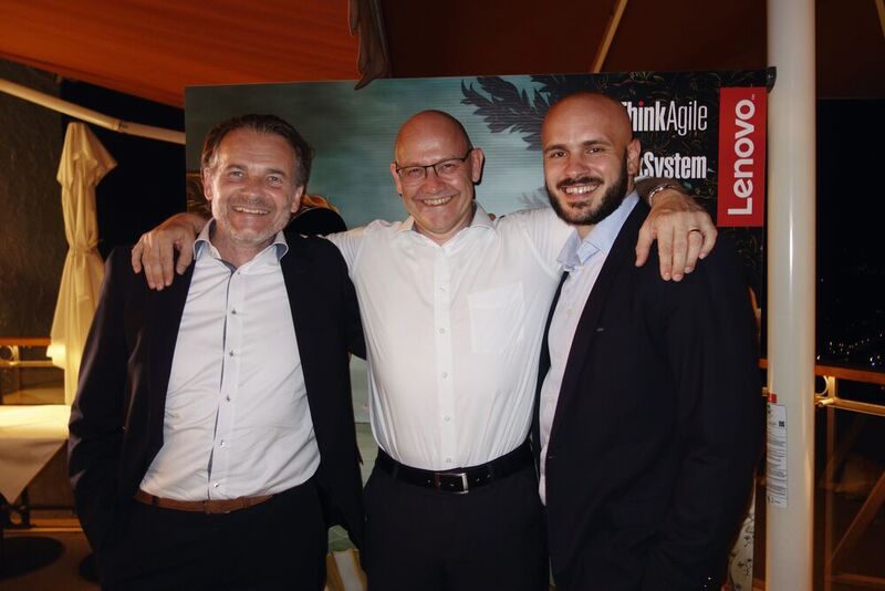 Christian Krämer (l.) und Maximilian Schmucker (beide Lenovo) mit Reinhold Egenter (Bytec) (Vogel IT-Medien GmbH)