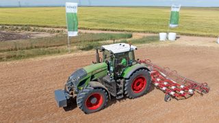Die Landwirtschaft emittiert mit fossilen Kraftstoffen jährlich etwa 5,4 Millionen Tonnen Treibhausgase; etwa 7,5 Prozent der gesamten Treibhausgasemissionen des Sektors. (Bild: Fendt)