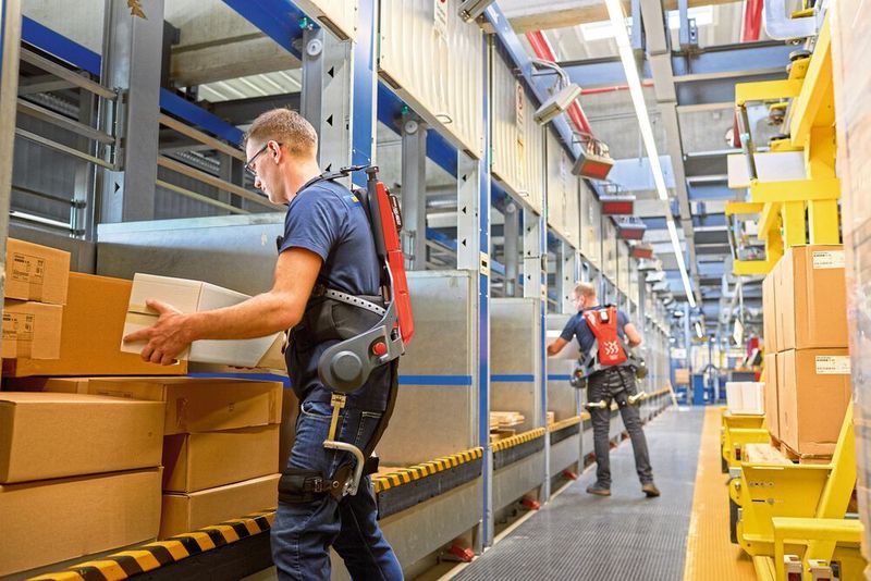 Jung, schnell, dynamisch: Das Augsburger Unternehmen German Bionics bietet mit Cray X ein Smart-Factory-fähiges Produkt, hier im Logistik-Test bei Ikea.  (German Bionics)