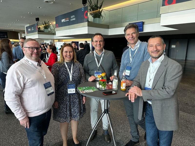 Klarissa Baumgarten (Nuvias) mit (v. l.) Oliver Meißner-Gutberlet (Xantaro), Karl-Heinz Lutz, Martin Scheller und Marcus Ulonska (Juniper). (Bild: Vogel IT-Medien)