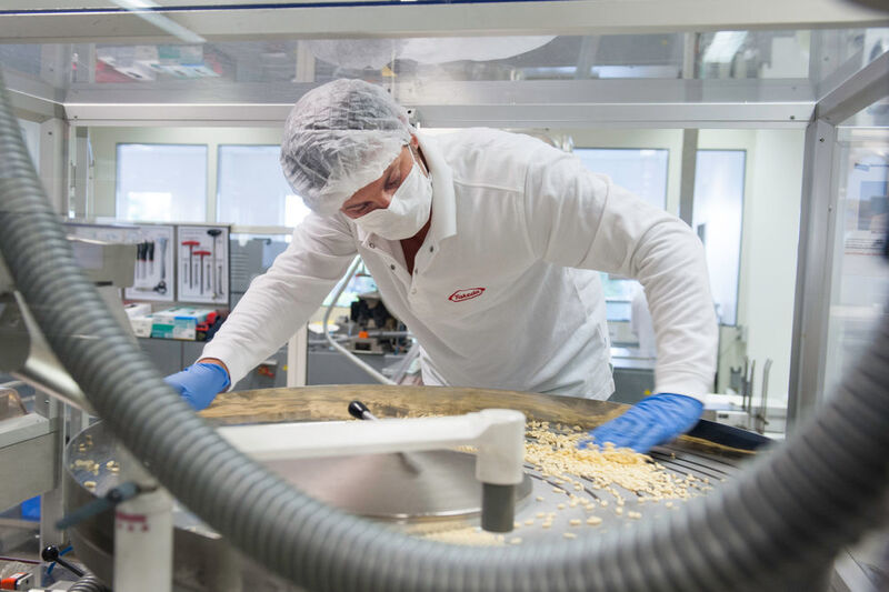 Oranienburg ist das Takeda-Kompetenzzentrum für die Produktion von festen Arzneimitteln. Rund 760 Mitarbeiter produzieren jährlich bis zu 6,7 Milliarden Tabletten und Kapseln in 132,8 Millionen Packungen.  (Takeda)
