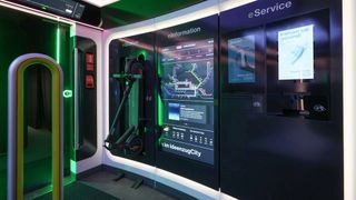 Futuristisches Design: Die Servicewand mit der E-Scooter-Ladestation. (Bild: Deutsche Bahn / Oliver Lang)