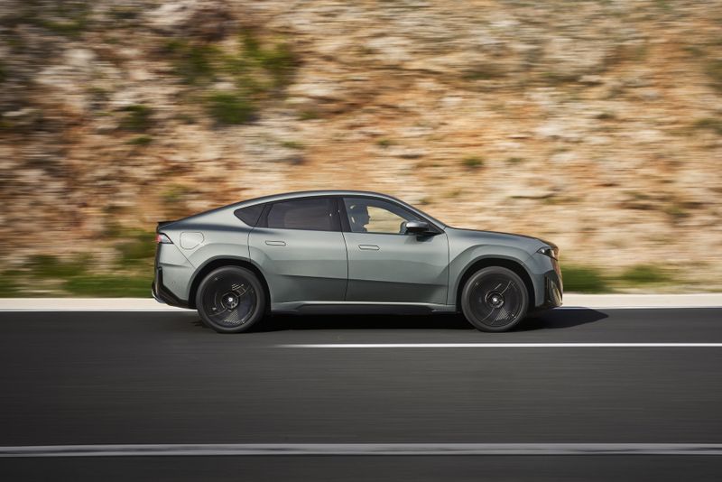 Der 4,78 Meter lange Fünftürer basiert auf dem iX3, unterscheidet sich von diesem aber durch eine flachere Dachlinie und eine eigenständige Heckgestaltung. (Bild: BMW)