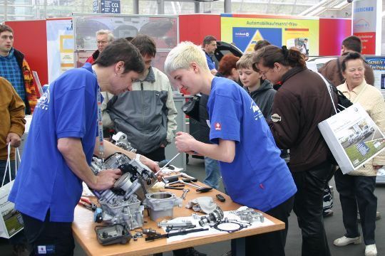 ... und demonstrieren anschaulich, wie in den Autoberufen gearbeitet wird. (Archiv: Vogel Business Media)