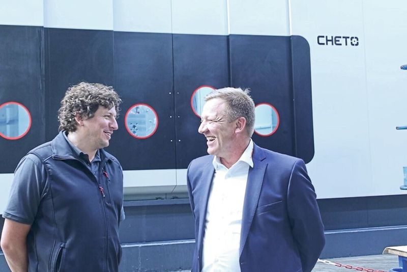 Sustainable partnership: Markus Ferstl (left) has been relying on the expertise of machine specialist Oliver Gasteier for more than a decade. This allows the company to develop competitively. (Source: Maschinenmarkt)
