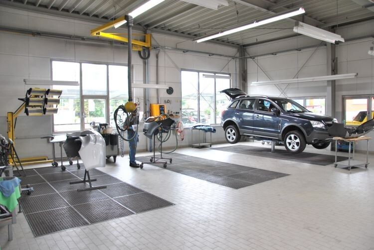 Der Karosserie- und Lackbereich ist sauber und aufgeräumt. Auch hier kümmert man sich nicht nur um Opel-Fahrzeuge, sondern um Modelle aller Marken. (Foto: Dominsky)