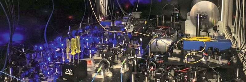 Um das Quantenverhalten von Elektronen in einem Ionengitter zu untersuchen, werden Laser in einer Ebene in einem Winkel von 120 Grad voneinander angeordnet, die nacheinander abgefeuert werden. So lassen sich die Atome in synchronisierte Dreiecksmuster treiben. 