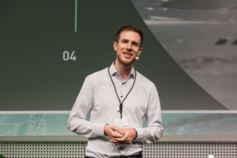Jonas Steiling, Gründer des Trumpf-Spin-offs Optimate, zeigte, wie KI-basierte Softwarelösungen dabei helfen, ungenutzte Optimierungspotenziale zu identifizieren und wirtschaftlich zu entwickeln. (Bild: Stefan Bausewein - VCG)