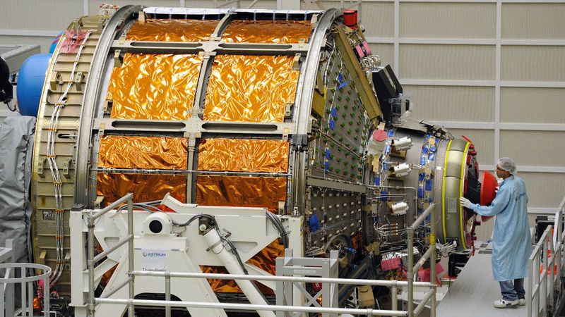 Der europäische Raumfrachter ATV-5 wird bei Airbus Defence & Space in Bremen vorintegriert bevor er zum europäischen Weltraumbahnhof in Kourou gebracht wird. Von dort aus wird er im Sommer 2014 an Bord einer Ariane-5ES-Rakete zur Internationalen Raumstation ISS aufbrechen. (ESA/Airbus Defence & Space/Ingo Wagner)