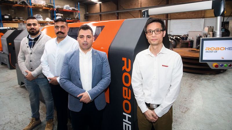 Das Robohelix-Team (v. l.): der Leiter Geschäftsentwicklung Peter Fahim, Leiter Elektro- und Steuerungstechnik Dr. Budhaditya Majumdar und Geschäftsführer Hayel Smair sowie Bochuan Yin, Vertriebsingenieur von Beckhoff Australien. (Bild: © Rose 2 Ring Studio Aust Pty Ltd.)