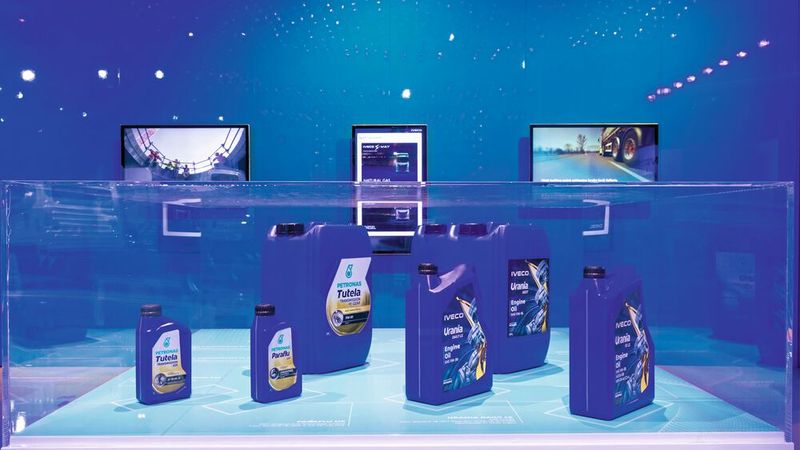  Petronas: Das erste SAE-Motorenöl der Klasse 0W-16, das speziell für Schwerlastfahrzeuge entwickelt wurde, ist das Urania Next 0W-16. Es zeichnet sich durch niedrigste Viskosität aus und ist für die Iveco-Modelle S-Way, T-Way und X-Way mit XCursor 13-Motor gedacht. Es bietet eine hohe Kraftstoffeffizienz, senkt CO2-Emissionen und basiert auf dem Etro+ Basisöl und einer Hochleistungs-Additivtechnologie. de.pli-petronas.com/de (Bild: Petronas)