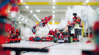 Maschinenbau-Studenten der Uni Stuttgart haben mit Unterstützung einer Modellfabrik von Fischertechnik innovative Navigationskonzepte bei fahrerlosen Transporten erforscht. (Bild: Fischertechnik)