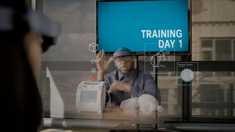 Abb. 3. Eine Schulungssituation in “Training Day 1” deutet an, dass auch die Gestensteuerung virtueller Objekte möglich ist. (Bild: © Cisco)