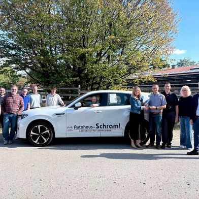 Bei der Fahrzeugübergabe (v.l.): Christian Ritter, Sebastian Roßmann, Christian Ullrich, Gabriel Göppel, Wigbert Rank, Dieter Kreitmair, Marion Rüller, Michael Schraml, Thomas Schraml, Annett Oppermann, Thomas Klinger (Bild: Sonja Önaktug – Berufliche Schulen Landsberg)