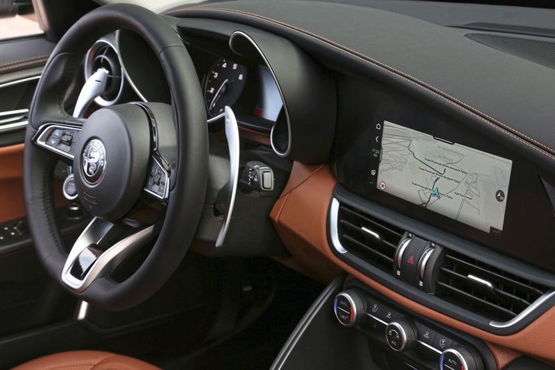 Daneben gibt es in der Giulia nun ein neues, verbessertes Navigationssystem. (Alfa Romeo)