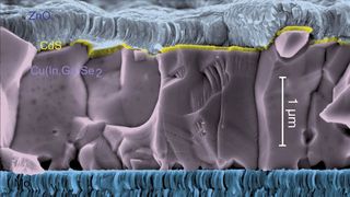 1 Das eingefärbte REM-Bild zeigt den Schichtaufbau einer CIGS-Solarzelle.  (Bild: ZSW)